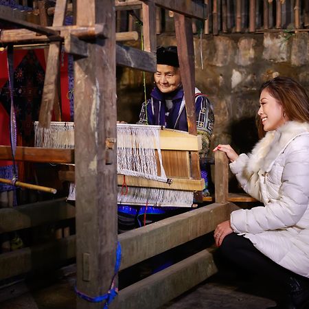 Silk Path Grand Sapa Resort & Spa Dış mekan fotoğraf A woman praying at the Church of the Nativity