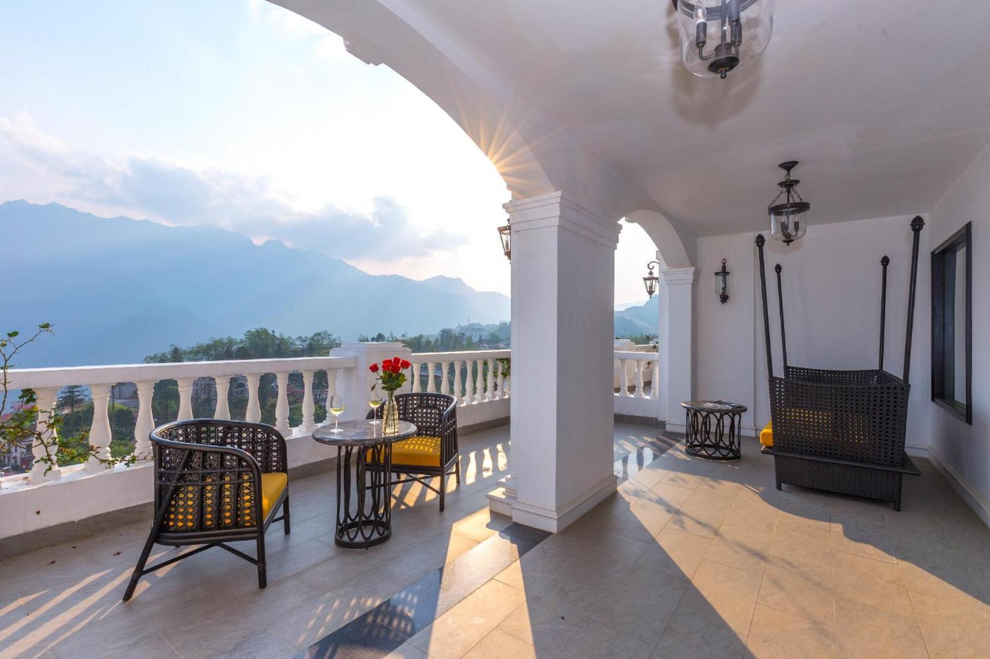 Silk Path Grand Sapa Resort & Spa Dış mekan fotoğraf The verandah of the hotel