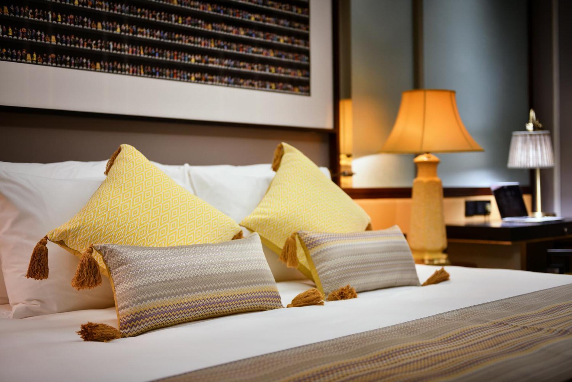 Silk Path Grand Sapa Resort & Spa Dış mekan fotoğraf A bed with cushions