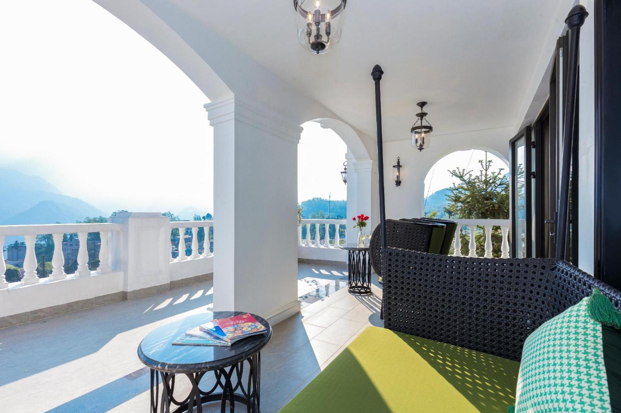 Silk Path Grand Sapa Resort & Spa Dış mekan fotoğraf The verandah of a suite at the hotel