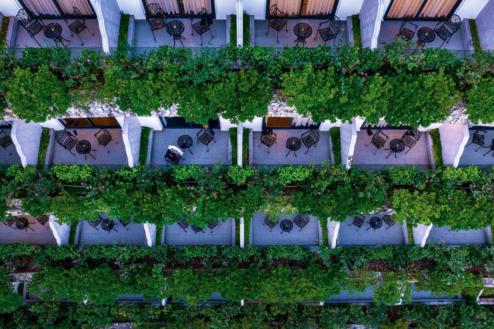 Silk Path Grand Sapa Resort & Spa Dış mekan fotoğraf The hotel's courtyard