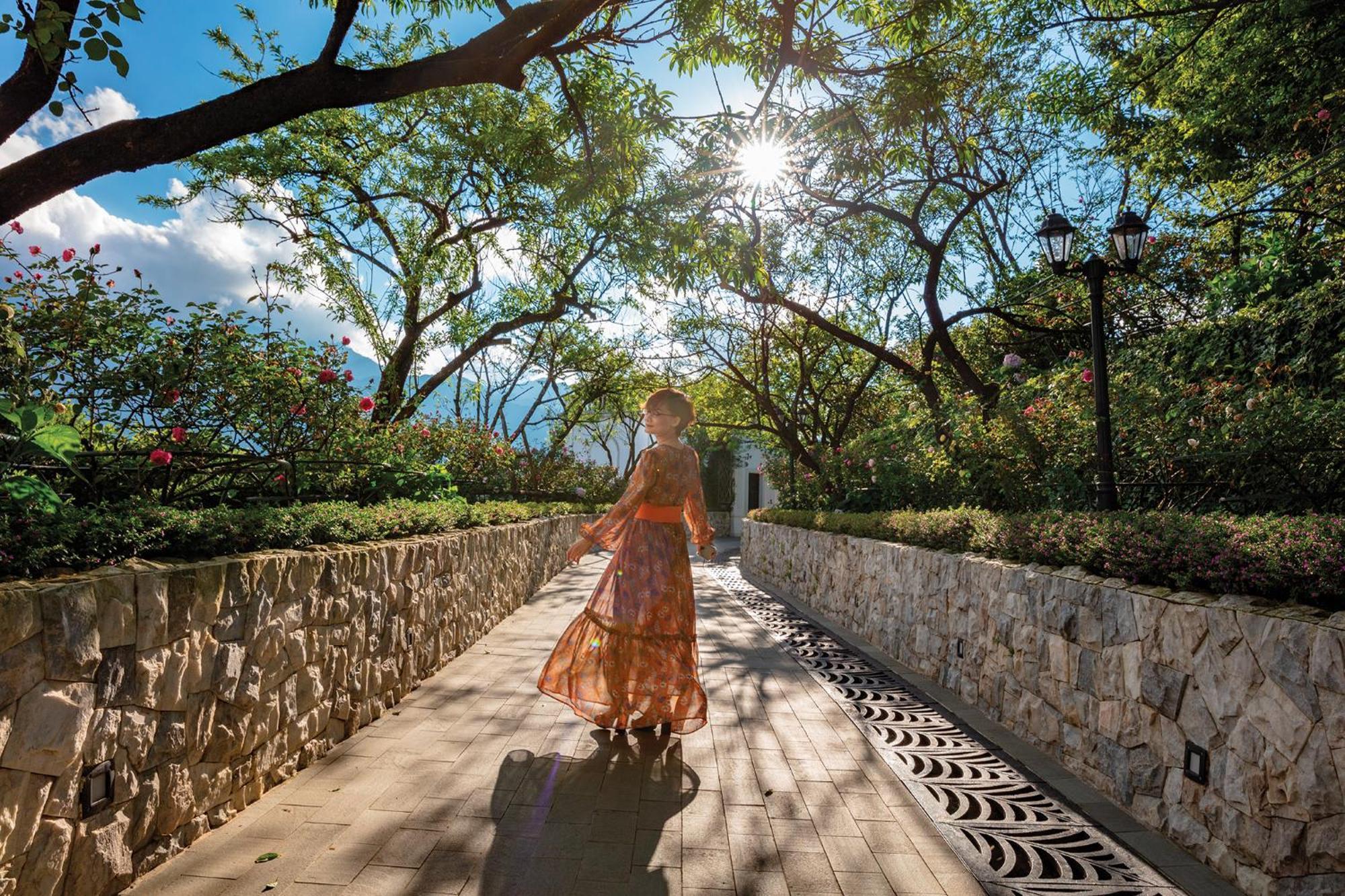 Silk Path Grand Sapa Resort & Spa Dış mekan fotoğraf A woman walking in the park