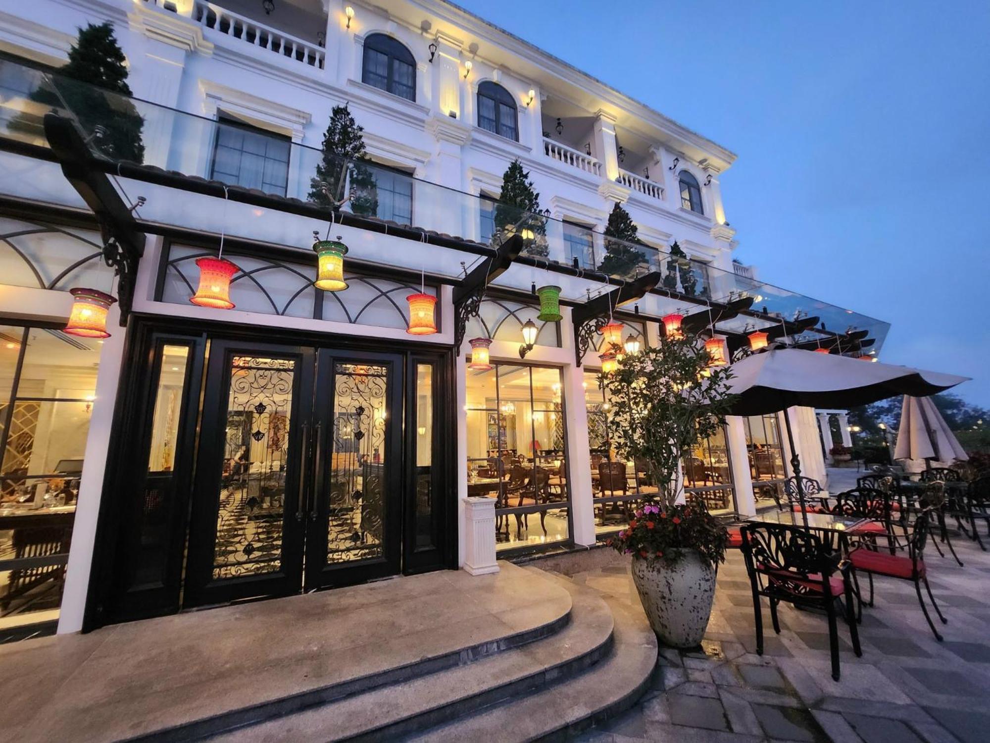 Silk Path Grand Sapa Resort & Spa Dış mekan fotoğraf The restaurant at the hotel