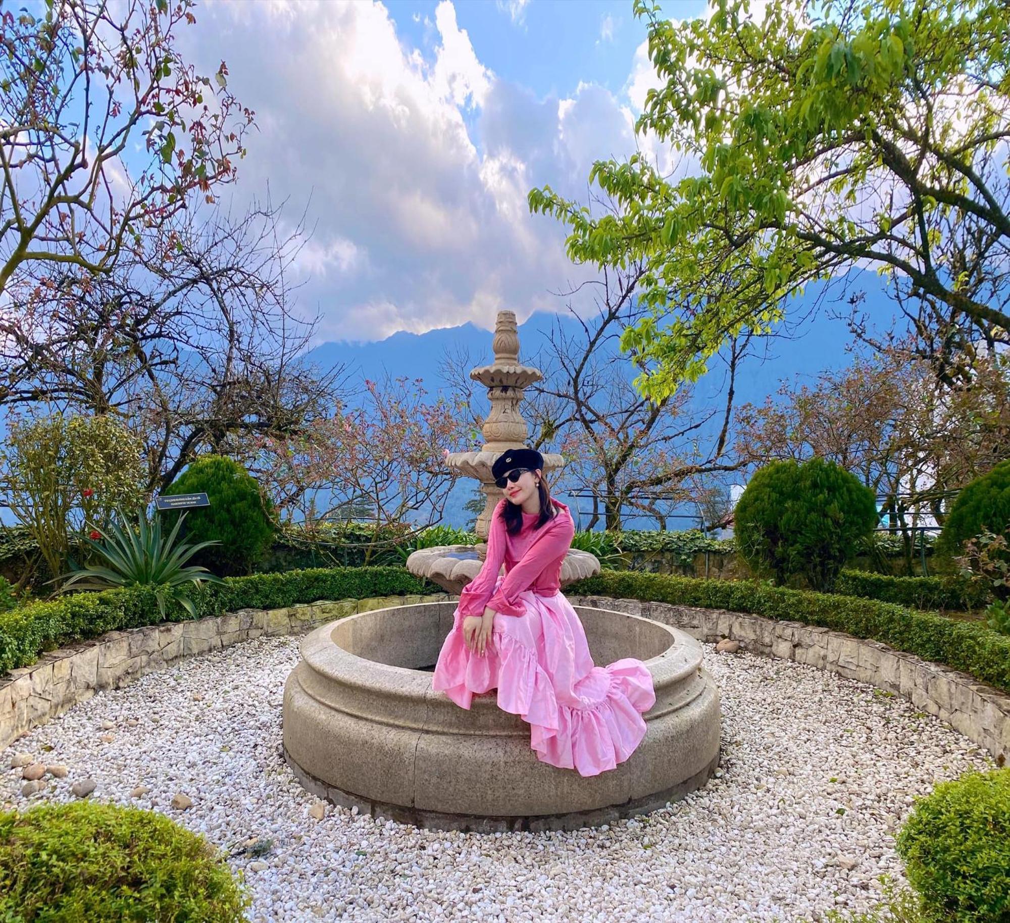 Silk Path Grand Sapa Resort & Spa Dış mekan fotoğraf A woman in a hanbok at the N Seoul Tower