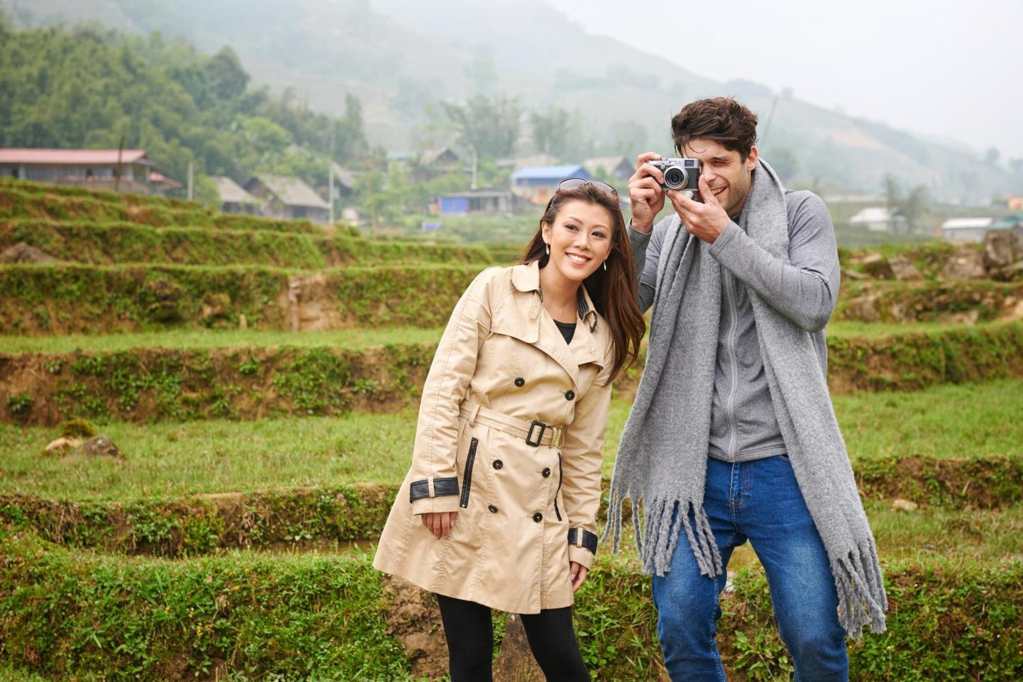 Silk Path Grand Sapa Resort & Spa Dış mekan fotoğraf A couple taking a photo together
