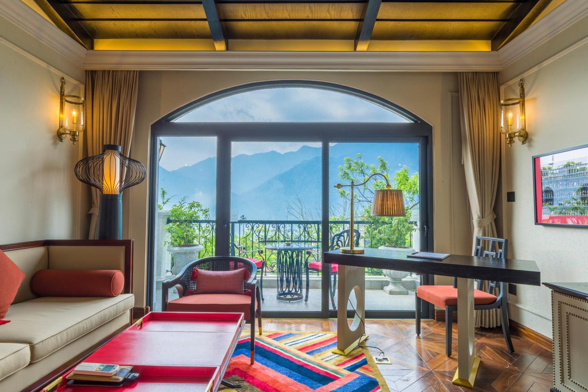 Silk Path Grand Sapa Resort & Spa Dış mekan fotoğraf A suite at the hotel